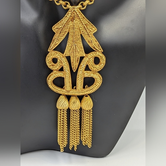 Stunning Carol Dauplaise Gold Tone Necklace with Tassels Pendant - Picture 3 of 10